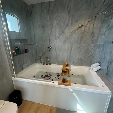 Lover's Nest With Jacuzzi Brand New Apartament Limassol