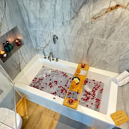 Lover's Nest With Jacuzzi Brand New Apartman *